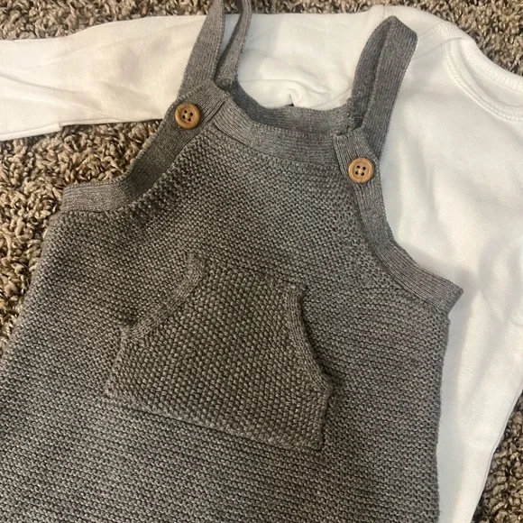 Super cute baby outfit - Picture 2 of 3